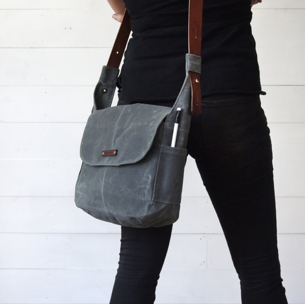 PEG & AWL THE FINCH SATCHEL - SLATE
